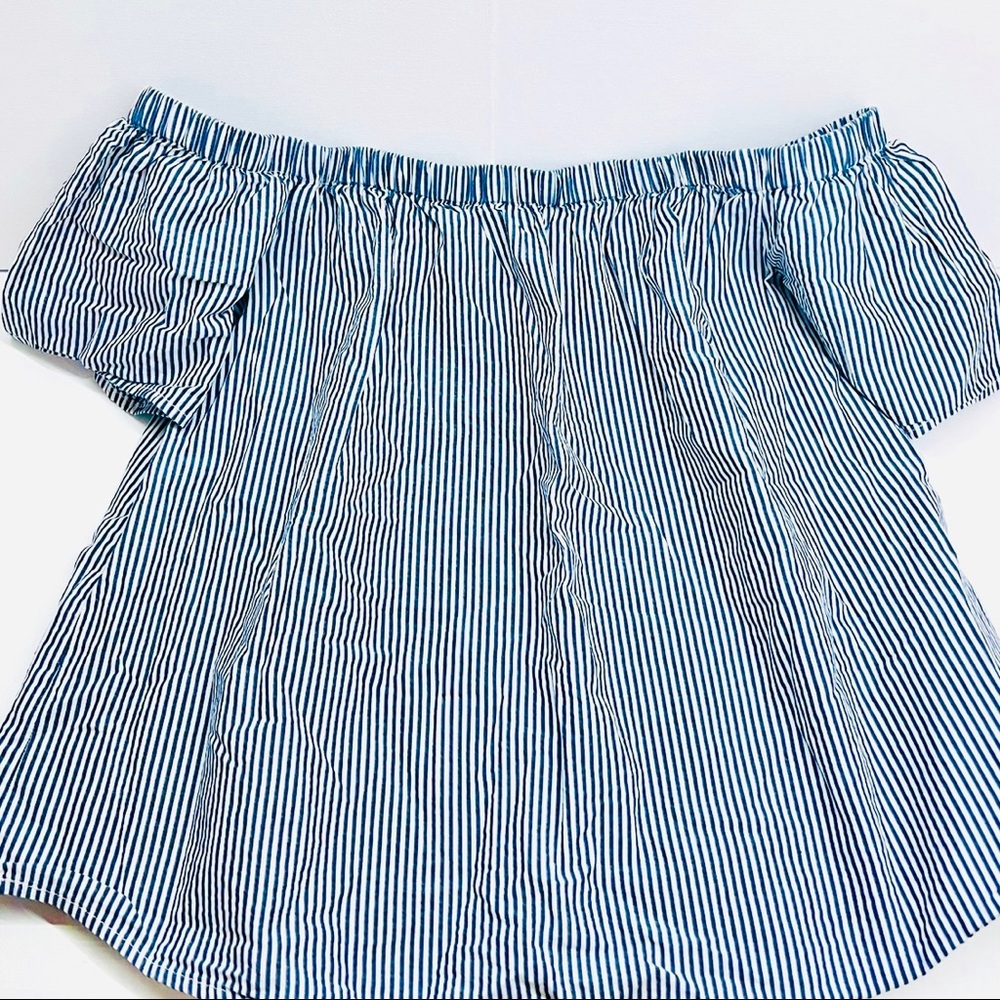 ABERCROMBIE & FITCH — OFF THE SHOULDER PINSTRIPE FLOWY TOP, BLUE & WHITE, US S
